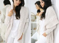 Pletený svetr s límcem a vzorem - béžový